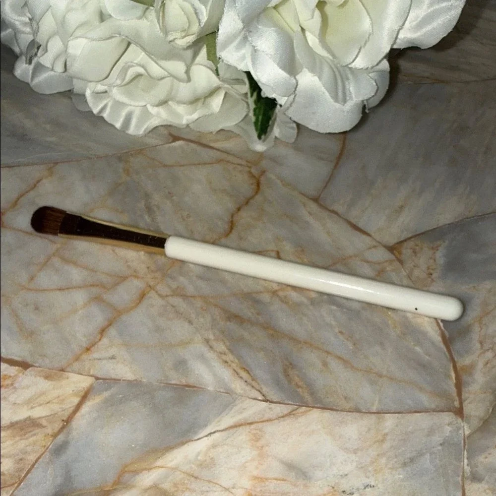 Flat Eyeshadow Brush White Handle Gold Ferrule Synthetic Bristles Lid‎ Shader